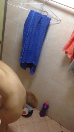 无印精品 -窗外偷拍洗澡不关窗户的妹子,突然猛地一抬头被她发现了,吓得大喊妈 截图1