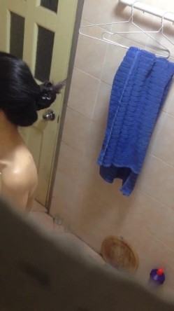 无印精品 -窗外偷拍洗澡不关窗户的妹子,突然猛地一抬头被她发现了,吓得大喊妈 截图7