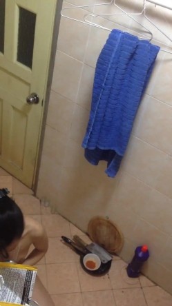 无印精品 -窗外偷拍洗澡不关窗户的妹子,突然猛地一抬头被她发现了,吓得大喊妈 截图12