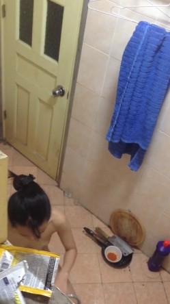 无印精品 -窗外偷拍洗澡不关窗户的妹子,突然猛地一抬头被她发现了,吓得大喊妈 截图13