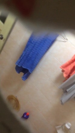 无印精品 -窗外偷拍洗澡不关窗户的妹子,突然猛地一抬头被她发现了,吓得大喊妈 截图15