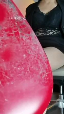 快手熟女【二嫂你的王】，风韵犹存揉搓巨乳，电动玩具插逼自慰流淫水，极度诱惑 截图3