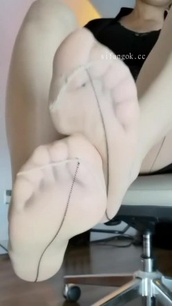 快手熟女【二嫂你的王】，风韵犹存揉搓巨乳，电动玩具插逼自慰流淫水，极度诱惑 截图10