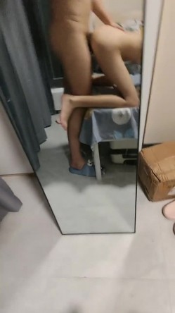 新人19岁学生妹，【婉婉想要】，淫荡的小母狗~无套啪啪~后入拽着头发操，在镜子前看尤物高潮嚎叫 截图11