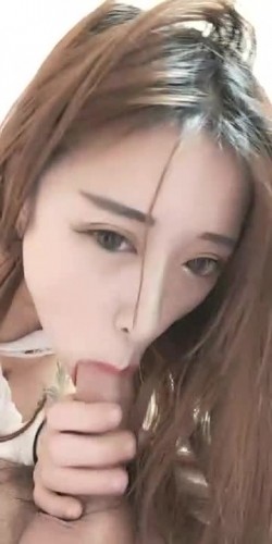 真是人帅鸡巴累，小哥哥都睡着了这少妇还不放过他，鸡巴很大小少妇很爱吃舔硬了上位抽插内射，又自慰高潮喷水 截图3