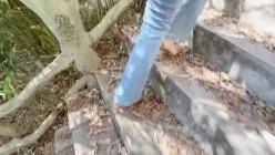 我跟后妈的性爱日记 - 长腿小妈牛仔裤景区野战爽翻天 观景台后入蜜臀狂插紧致小穴 湿淋淋的美鲍拉丝内射 截图5