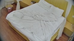 公寓酒店 挺漂亮的一小美女 成了供人淫乐的小姐 凌晨了还能接两单 身体爽了 钱也到账了 可还行 截图14