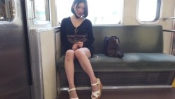 fc2ppv-2340959 電車内でパンティ露出　染み付きパンチラで挑発してくるエッチなお姉さん 截图8