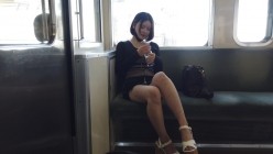fc2ppv-2340959 電車内でパンティ露出　染み付きパンチラで挑発してくるエッチなお姉さん 截图9
