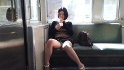 fc2ppv-2340959 電車内でパンティ露出　染み付きパンチラで挑発してくるエッチなお姉さん 截图12