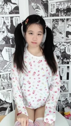 极品大眼睛纯欲萌妹【小兔绵绵】最新付费私拍，露脸性爱自慰，年龄不大小母狗属性已经爆表了 截图1
