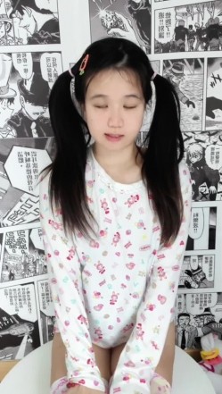 极品大眼睛纯欲萌妹【小兔绵绵】最新付费私拍，露脸性爱自慰，年龄不大小母狗属性已经爆表了 截图2
