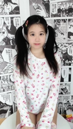 极品大眼睛纯欲萌妹【小兔绵绵】最新付费私拍，露脸性爱自慰，年龄不大小母狗属性已经爆表了 截图3