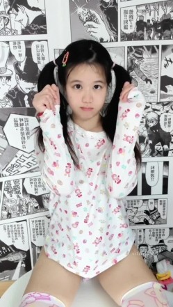 极品大眼睛纯欲萌妹【小兔绵绵】最新付费私拍，露脸性爱自慰，年龄不大小母狗属性已经爆表了 截图4