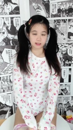 极品大眼睛纯欲萌妹【小兔绵绵】最新付费私拍，露脸性爱自慰，年龄不大小母狗属性已经爆表了 截图5