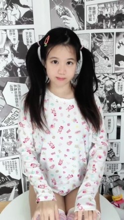极品大眼睛纯欲萌妹【小兔绵绵】最新付费私拍，露脸性爱自慰，年龄不大小母狗属性已经爆表了 截图7