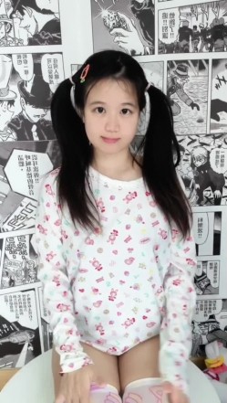 极品大眼睛纯欲萌妹【小兔绵绵】最新付费私拍，露脸性爱自慰，年龄不大小母狗属性已经爆表了 截图10