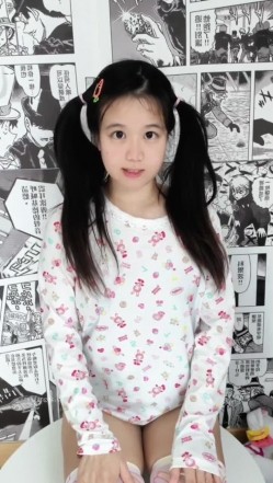 极品大眼睛纯欲萌妹【小兔绵绵】最新付费私拍，露脸性爱自慰，年龄不大小母狗属性已经爆表了 截图11