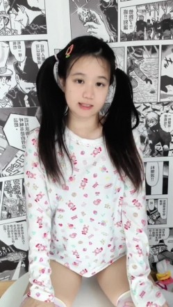 极品大眼睛纯欲萌妹【小兔绵绵】最新付费私拍，露脸性爱自慰，年龄不大小母狗属性已经爆表了 截图12