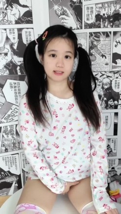 极品大眼睛纯欲萌妹【小兔绵绵】最新付费私拍，露脸性爱自慰，年龄不大小母狗属性已经爆表了 截图13