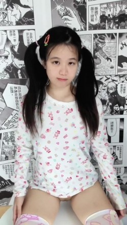 极品大眼睛纯欲萌妹【小兔绵绵】最新付费私拍，露脸性爱自慰，年龄不大小母狗属性已经爆表了 截图14