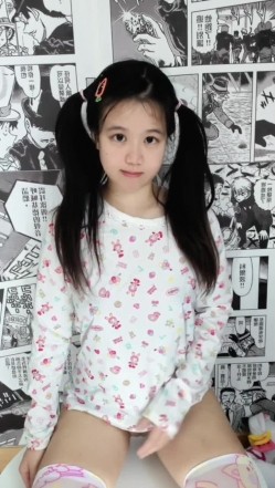 极品大眼睛纯欲萌妹【小兔绵绵】最新付费私拍，露脸性爱自慰，年龄不大小母狗属性已经爆表了 截图15