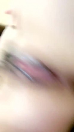 黑唇鲍鱼高颜值网红妹子道具自慰诱惑，近距离掰穴特写手指扣弄，震动棒抽插没几下出水，一直玩弄搞得椅子多很湿 截图16