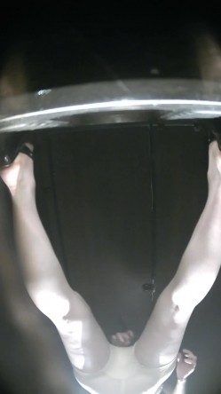 夜总会酒吧绿光系列 后拍小姐尿尿白色包臀裙靓妹尿完逼上挂着白带也不擦逼 截图1