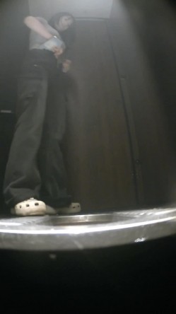 夜总会酒吧绿光系列 后拍小姐尿尿白色包臀裙靓妹尿完逼上挂着白带也不擦逼 截图14
