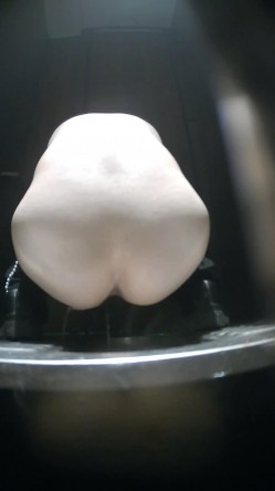 夜总会酒吧绿光系列 后拍小姐尿尿白色包臀裙靓妹尿完逼上挂着白带也不擦逼 截图16