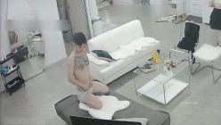 摄像头破解真实偷拍，两位高颜值美女办公室做爱，脱得精光在沙发上激情交配 截图2