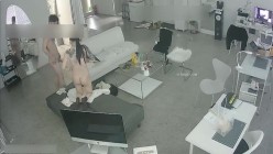 摄像头破解真实偷拍，两位高颜值美女办公室做爱，脱得精光在沙发上激情交配 截图7