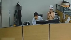 摄像头破解真实偷拍，两位高颜值美女办公室做爱，脱得精光在沙发上激情交配 截图15
