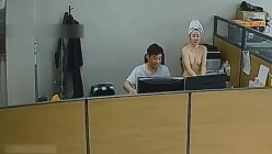 摄像头破解真实偷拍，两位高颜值美女办公室做爱，脱得精光在沙发上激情交配 截图16
