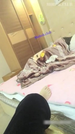 两小伙网上套路良家少妇,深夜灌醉带回家各种玩弄,少妇也饥渴不断配合姿势,轮流狂艹 截图3
