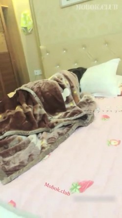 两小伙网上套路良家少妇,深夜灌醉带回家各种玩弄,少妇也饥渴不断配合姿势,轮流狂艹 截图4