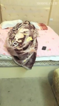 两小伙网上套路良家少妇,深夜灌醉带回家各种玩弄,少妇也饥渴不断配合姿势,轮流狂艹 截图5