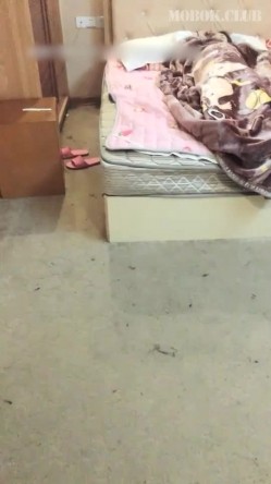两小伙网上套路良家少妇,深夜灌醉带回家各种玩弄,少妇也饥渴不断配合姿势,轮流狂艹 截图6
