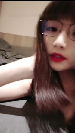 高颜值眼镜娘『大二吞精学妹』粉丝约啪给他喝壮阳药 又美又骚口技精湛 无套内射 截图2