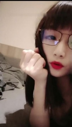 高颜值眼镜娘『大二吞精学妹』粉丝约啪给他喝壮阳药 又美又骚口技精湛 无套内射 截图3