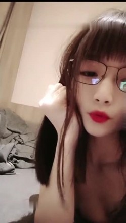 高颜值眼镜娘『大二吞精学妹』粉丝约啪给他喝壮阳药 又美又骚口技精湛 无套内射 截图5
