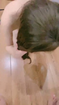 小甜饱饱 超美仙气校花，【闻闻酱】，纯欲系天使脸孔，反差淫荡母狗，跪地吃鸡，无套，小逼逼糟了老罪，要被操肿了 截图6