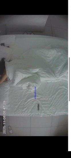 酒店上帝视角偷拍 ️小胖和极品A4腰身材女友疯狂内射操穴 截图1