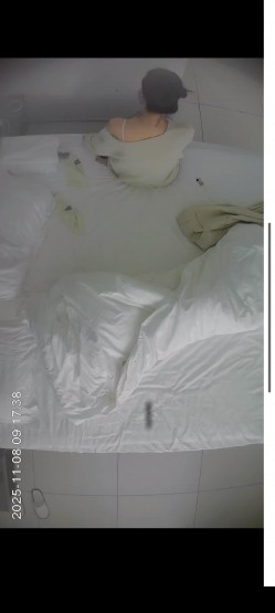 酒店上帝视角偷拍 ️小胖和极品A4腰身材女友疯狂内射操穴 截图3