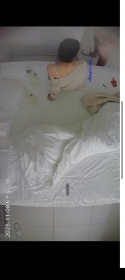 酒店上帝视角偷拍 ️小胖和极品A4腰身材女友疯狂内射操穴 截图4