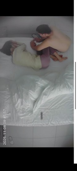 酒店上帝视角偷拍 ️小胖和极品A4腰身材女友疯狂内射操穴 截图5