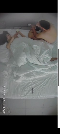 酒店上帝视角偷拍 ️小胖和极品A4腰身材女友疯狂内射操穴 截图9