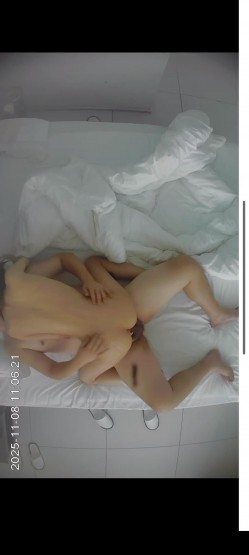 酒店上帝视角偷拍 ️小胖和极品A4腰身材女友疯狂内射操穴 截图11