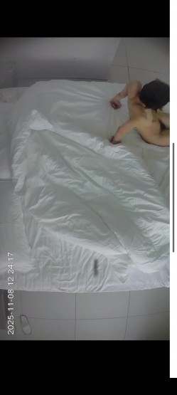酒店上帝视角偷拍 ️小胖和极品A4腰身材女友疯狂内射操穴 截图16
