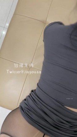 【绿帽狂 ️淫荡妻】细腰肥臀淫妻『短裙无内』美臀人妻与单男啪啪 丈夫在一旁拍摄 抽插特写 全是淫水 高清1080P原版 截图16